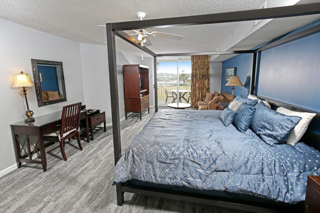 Barefoot Golf & Yacht Club Resort